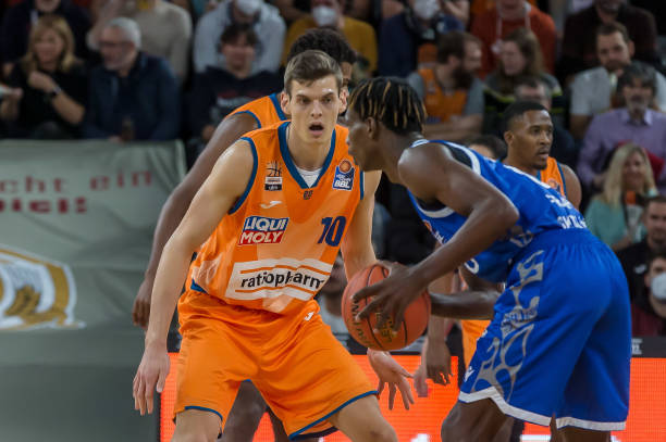 在首局比赛 在首局比赛